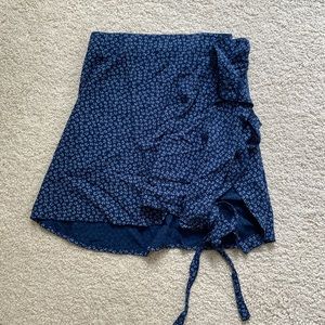 BRANDY MELVILLE FLORAL WRAP SKIRT